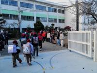 あいさつをしているこどもたち