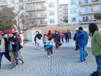 元気よく声をかける子どもたち