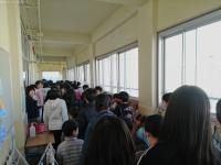 体育館へ行く園児と5年生