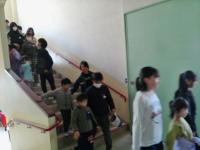 園児を体育館へと連れていく5年生