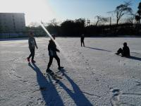 雪の中遊ぶ子供たち
