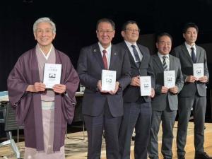 関係者との記念写真