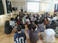 命の授業を聞く4年生