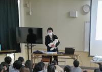 講師の先生が赤ちゃんの人形を抱いている