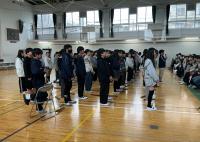 6年生が保護者にプレゼント渡す場面