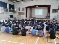 話を聞く子どもたち