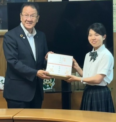 市長表敬訪問記念品贈呈