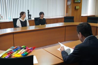 市長と添田さん親子の面談の様子