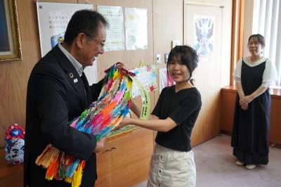 市民のみなさんが平和への祈りを託した折り鶴
