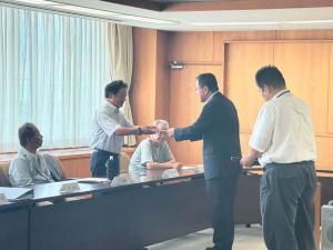 市長辞令交付時の写真