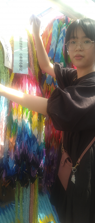 広島に折り鶴を届ける添田あかりさん