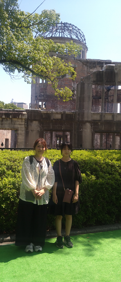 原爆ドームと添田さん親子