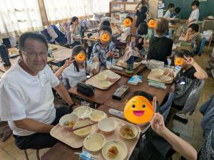 給食の食事状況の写真