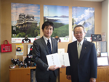 多田市長が熊本県大阪事務所を訪れた様子の画像