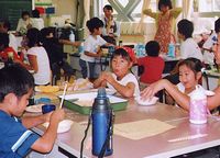 「赤ねこ餅」市内の小学校にての画像