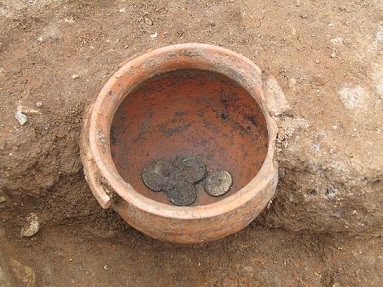 発掘された銭貨入りの甕の画像