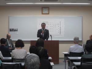 遺族会総会で挨拶をする市長