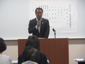 遺族会総会で挨拶をする市長２