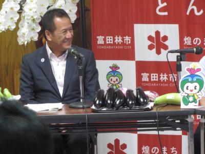 とんテレでなすびを紹介する市長