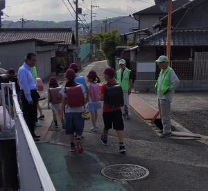  錦郡小学校区地域見守り活動の皆さんと子どもたち