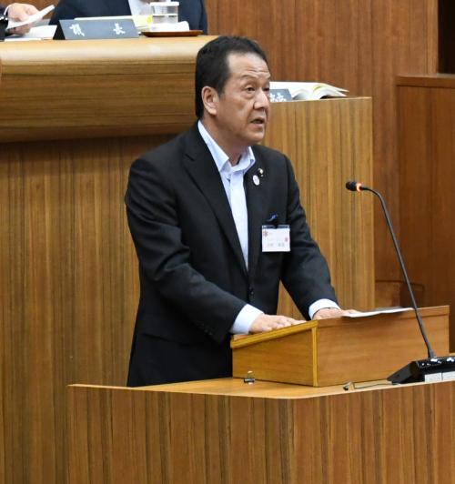 吉村市長が演壇で所信表明をしている様子