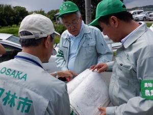 農地パトロール中に市長が資料をみている写真