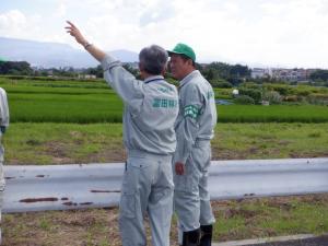 市長が農地パトロールしているときの写真