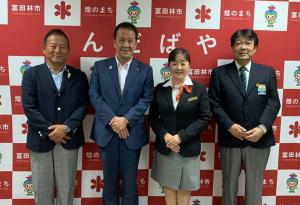 市長とかんぽの宿総支配人たちとの記念写真