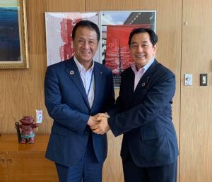 市長と大阪府住宅供給公社理事長と握手をしている写真