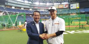 市長と中川選手が握手している写真
