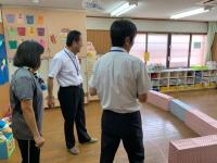 幼稚園を視察する市長