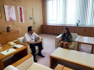 橋本さんと会話する市長