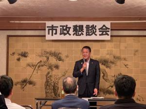 市政懇談会で話す市長