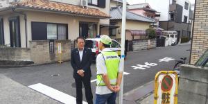 川西小学校区での見守り活動をする市長