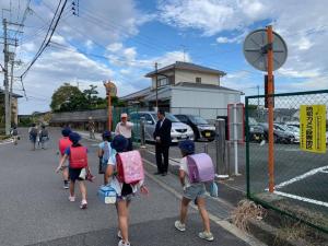 小金台小学校区で見守り活動をする市長