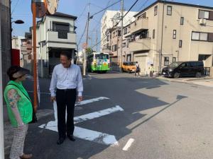 新堂小学校区で見守り活動をする市長