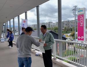 街頭募金活動での市長の様子