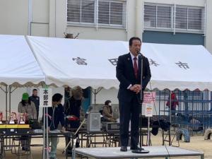 マラソン大会であいさつする市長