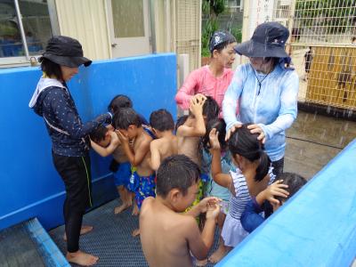 シャワーかかっている子供たち