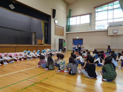 小学校で1年生の説明聞く