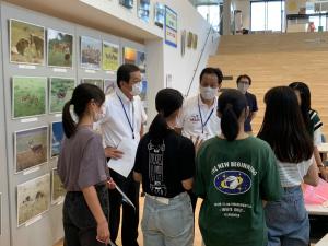 写真展で学生と話す市長