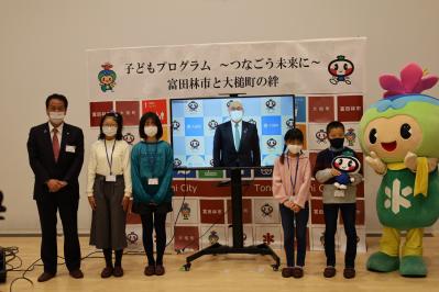 児童との集合写真