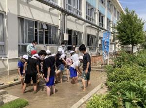 市内小学校田植え