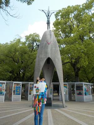 「原爆の子の像」と折り鶴