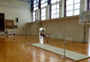 4年生が体育館で高跳びの練習をしています。