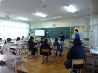 中学校体験入学の英語の授業で6年生が発表しています。