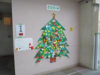 白組のクリスマスツリーが壁に飾られています。