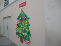紅組のクリスマスツリーが壁に飾られています。