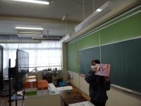3年生の担任が教室でオンライン授業をしています。これは漢字の学習です。