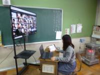 5年生の担任が、教室でオンライン授業をしています。国語の授業です。